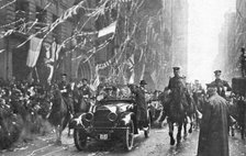 'Sur le Sol Americain; L'arrivee a New-York, le 9 mai, de M. Viviani et du marechal, dans..., 1917. Creator: Unknown.