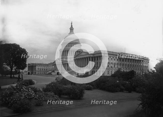 United States Capitol, Washington, D.C., between 1900 and 1905. Creator: Unknown.