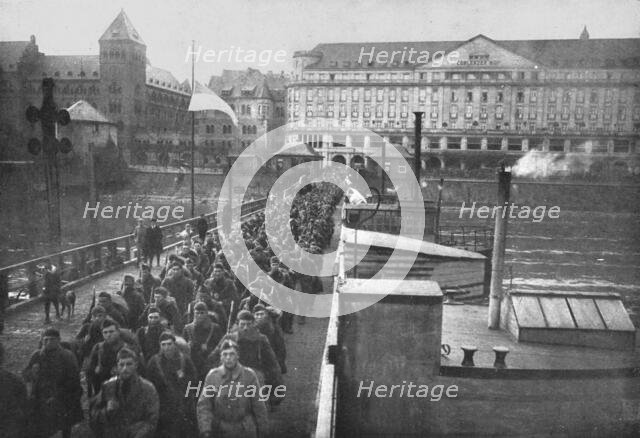 'Les americains a Coblence; Les premieres troupes americaines traversant le Rhin a Coblence..., 1918 Creator: Unknown.