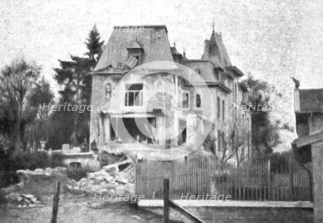 'L'exterieur de la maison de M Poincare, president de la Republique, a Sampigny', 1914. Creator: Unknown.