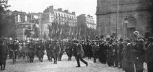 'Vers le Front; la population parisienne acclame ceux qui marchent a l'ennemi', 1914. Creator: Unknown.