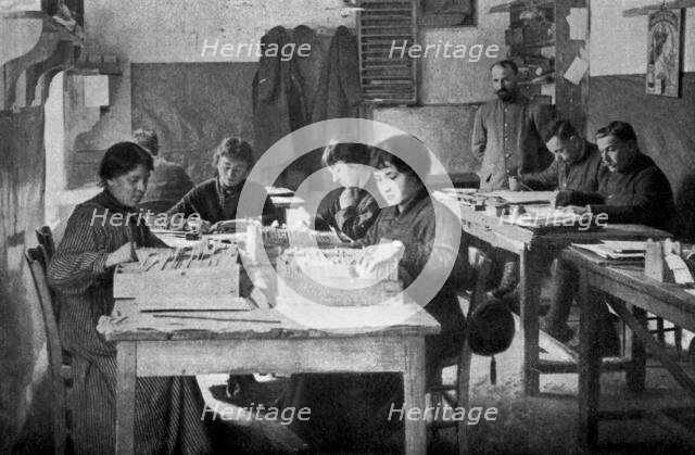'Des femmes dans les casernes; Au bureau de la mobilisation : le classement des fiches', 1916. Creator: Unknown.