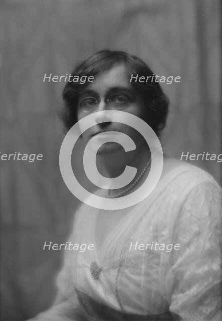 Thiele, E., Miss, portrait photograph, 1913 Mar. 31. Creator: Arnold Genthe.