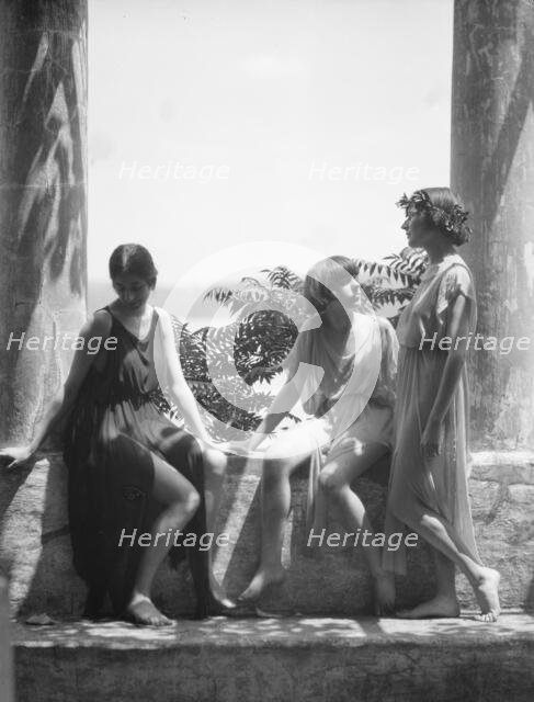 Tonetti, Misses, at Sneding's Landing, 1921 June 7. Creator: Arnold Genthe.