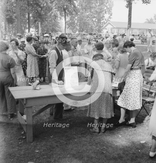 "California Day," a picnic in town park on the Rogue River, Grants Pass, Oregon, 1939. Creator: Dorothea Lange.
