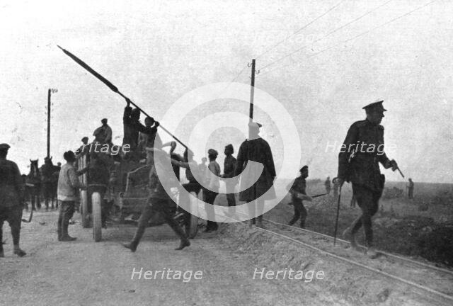 'Les Fuyards; Un auto camion emportant des soldats avec un drapeau est evacué par..., 1917. Creator: Unknown.