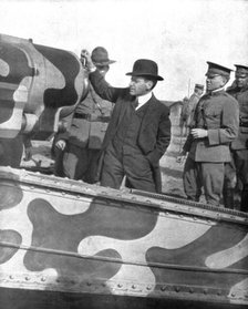 'M. Baker en France; Le ministre de la Guerre Americain manoeuvre la Culasse d'une Piece..., 1917. Creator: Unknown.