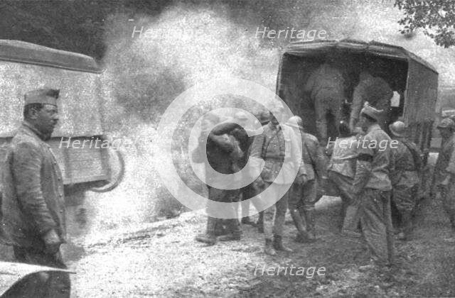 'Au Volant; Ravitaillement en munitions d'une batterie en action', 1918. Creator: Unknown.