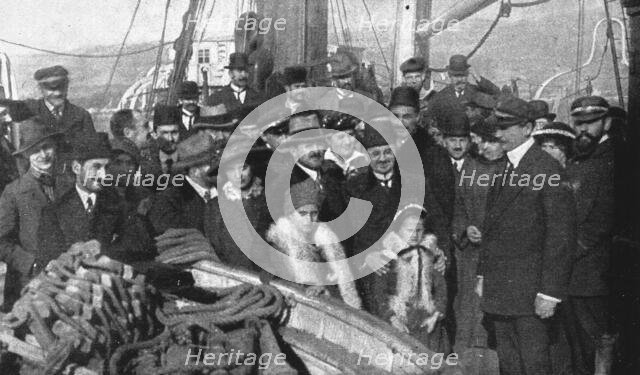 'Le voyage, de Salonique a Toulon, des consuls arretes le 30 decembre; Au premier plan..., 1915. Creator: Photographies A.C.
