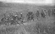 'Les Succes Britanniques au Nord de la Somme; Prisonniers allemands blesses..., 1916 (1924) Creator: Unknown.