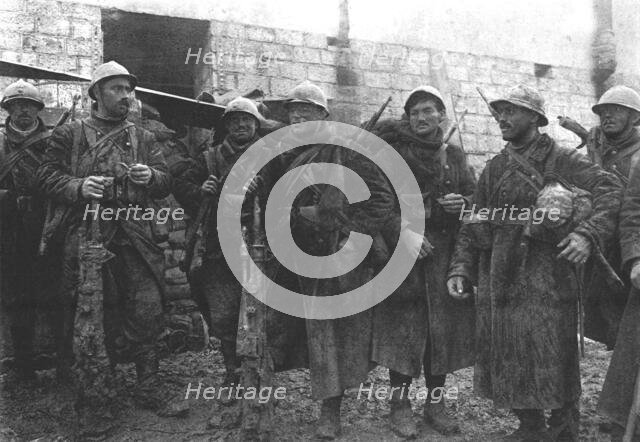 'Ceux qui descendent de Douaumont; le premier groupe de soldats revenant du fort au poste..., 1916. Creator: Unknown.