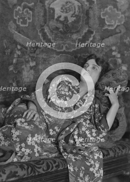 Namara-Toye, Mme., portrait photograph, 1912. Creator: Arnold Genthe.