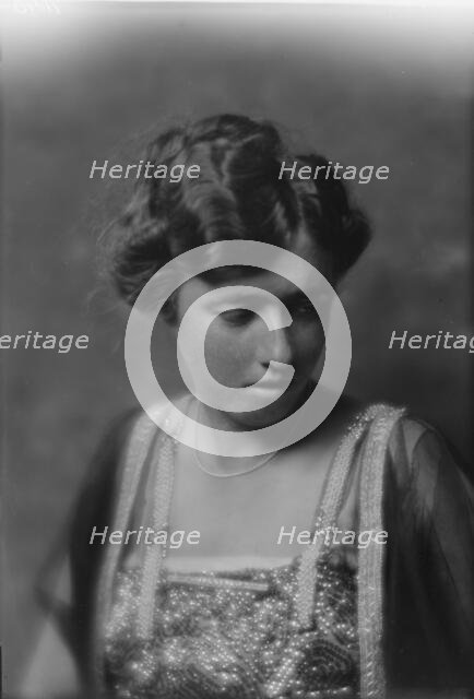 McIntosh, R.L., Miss, portrait photograph, 1915. Creator: Arnold Genthe.