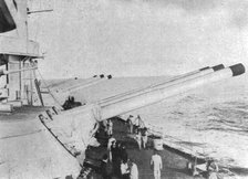 'Le nouveau superdreadnought "Imperatrice-Marie"; La presentation au combat : les canons..., c1915. Creator: Unknown.