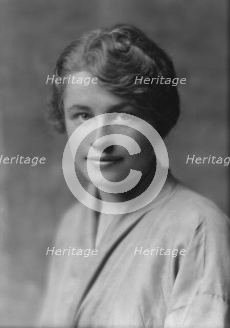 Robinson, Thomas L., Mrs., portrait photograph, 1914 June 22. Creator: Arnold Genthe.