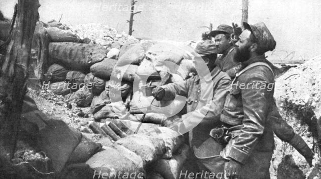 'Armement Nouveau; Batterie de quatre engins dits "taupias"', 1915. Creator: Unknown.