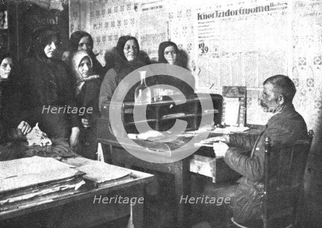 'La Nouvelle Europe; Le regime communiste a Budapest; distribution des cartes de vivres..., 1919. Creator: Unknown.