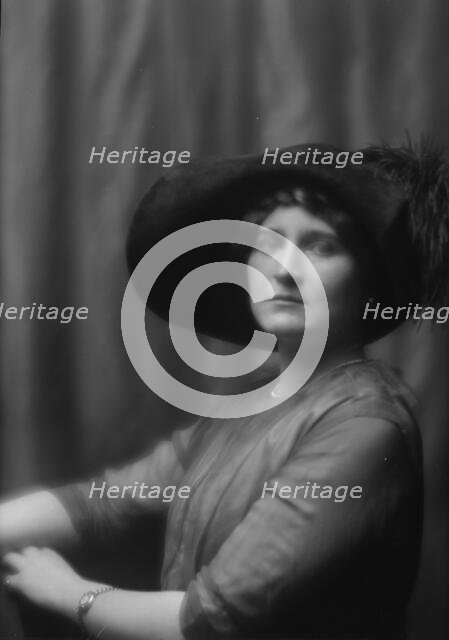 Montgomery, Margaret Phelps, Miss, portrait photograph, 1912 Sept. 27. Creator: Arnold Genthe.