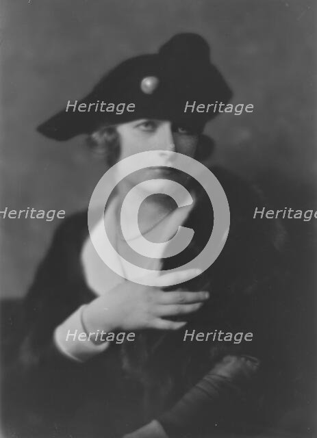 Gibson, Jean, Miss, portrait photograph, 1917 Oct. 19. Creator: Arnold Genthe.