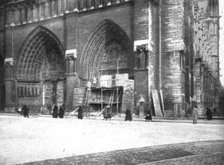 ' "La Guerre a L'Allemande"; les portails de Notre-Dame proteges par des sacs de terre', 1918. Creator: Unknown.