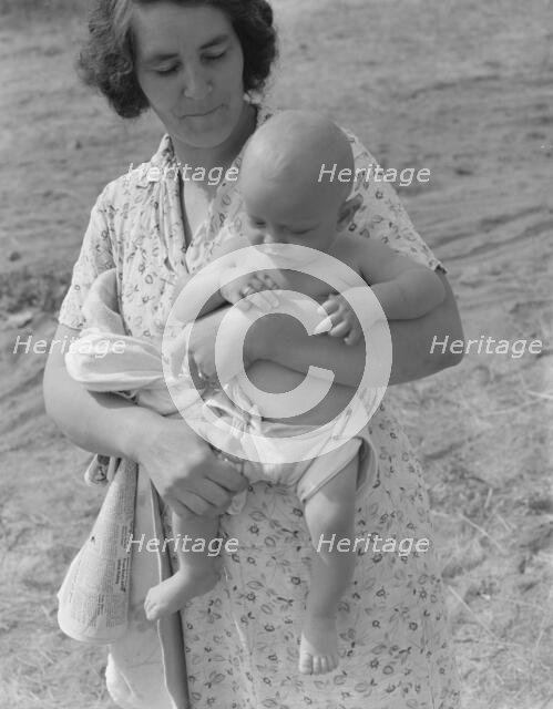 Hop picker's family, near Grants Pass, Josephine County, Oregon, 1939. Creator: Dorothea Lange.
