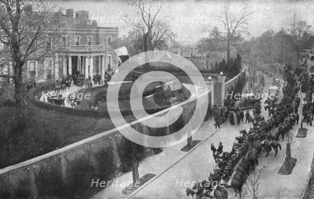 'Sur le Sol Americain; L'arrivee de la mission Joffre-Viviani, le 25 avril 1917, a la..., 1917. Creator: Unknown.