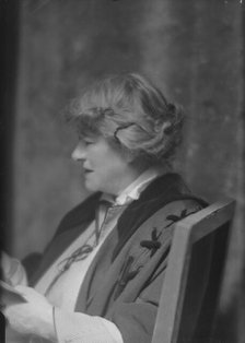 Terry, Ellen, Miss, portrait photograph, 1915. Creator: Arnold Genthe.