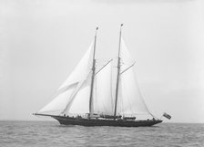 The schooner 'Hinemoa' underway, 1914. Creator: Kirk & Sons of Cowes.