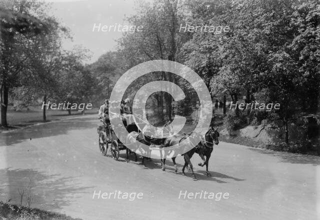 Ladies' 4-in-hand-club, between c1910 and c1915. Creator: Bain News Service.