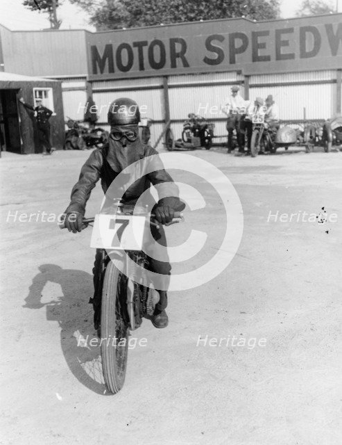 A cyclist at Lea Bridge speedway circuit, 1928. Artist: Unknown