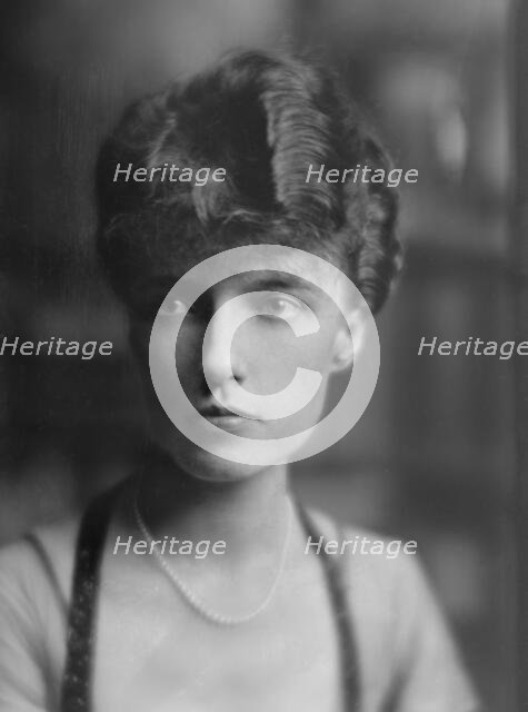 Padelford, V.D., Miss, portrait photograph, 1915. Creator: Arnold Genthe.