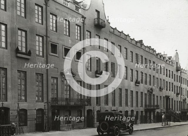 Turtle Bay Gardens, 228-246 East 49th Street, New York, New York, 1920. Creator: Frances Benjamin Johnston.