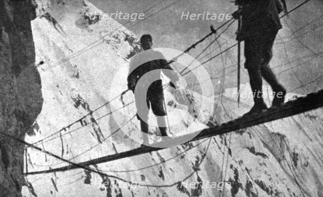 'Sur le front Italien; une passerelle a 3,000 metres d'altitude', 1918. Creator: Unknown.