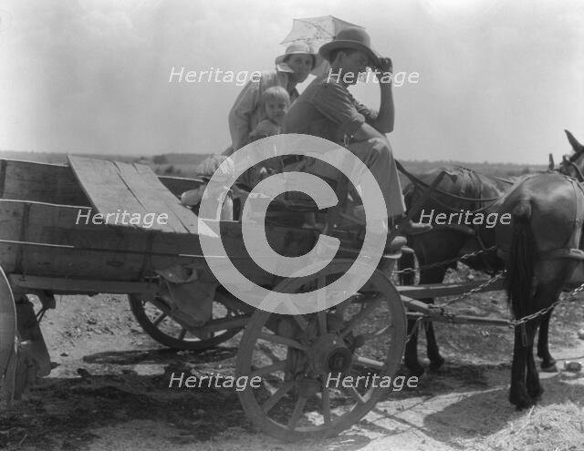 Oklahoma roadside encounter day laborers, 1936. Creator: Dorothea Lange.