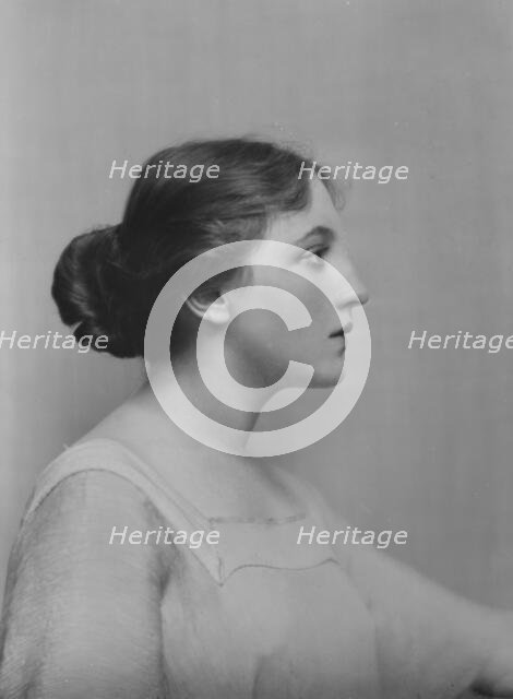 Bruns, Mona, Miss, portrait photograph, 1916. Creator: Arnold Genthe.