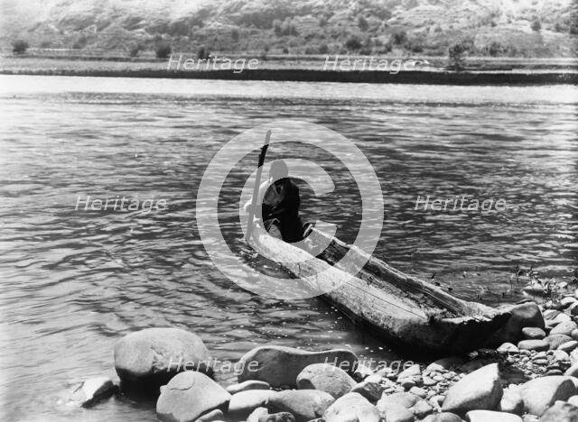 Nez Percé canoe, c1910. Creator: Edward Sheriff Curtis.