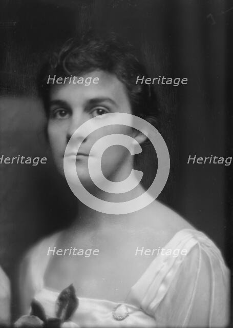 Adams, Dunbar Wright, Miss, portrait photograph, 1915. Creator: Arnold Genthe.