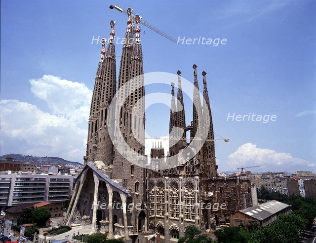 Temple of the Sagrada Familia in Barcelona, ??detail of the works of the vault of the central nav…