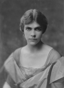 Sibley, A., Miss (Mrs. O'Donnell Iselin), portrait photograph, 1916 June 28. Creator: Arnold Genthe.