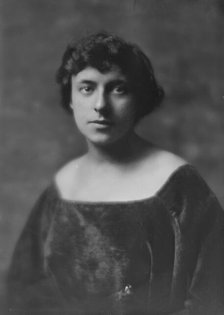 White, Miss, portrait photograph, 1916 Jan. Creator: Arnold Genthe.
