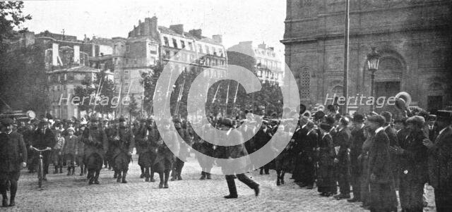 'Vers le Front; la population parisienne acclame ceux qui marchent a l'ennemi', 1914. Creator: Unknown.
