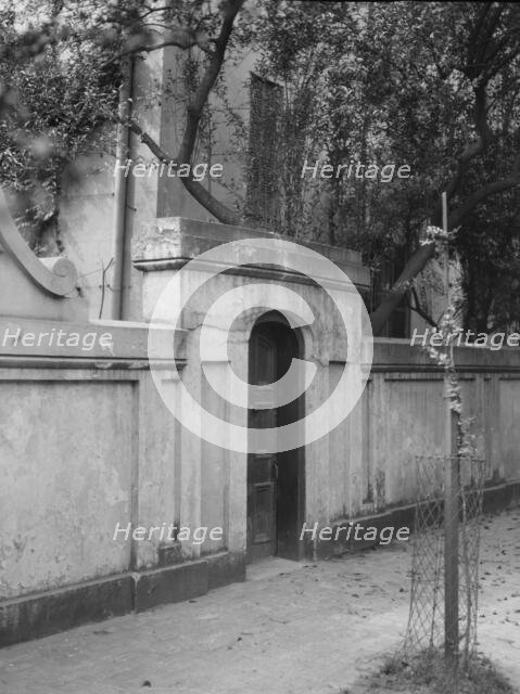 Wall with gate enclosing a building, New Orleans or Charleston, South Carolina, c1920-1926. Creator: Arnold Genthe.