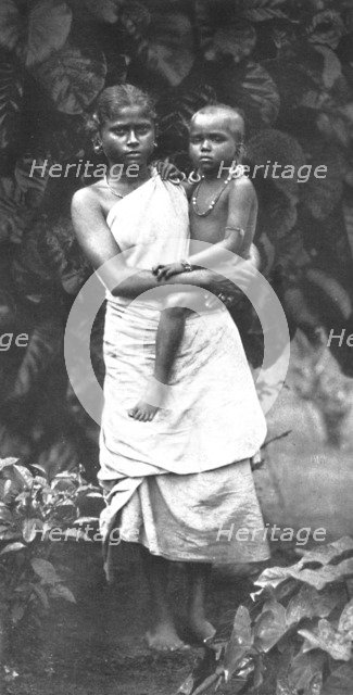 'Tamulenfrau, die ihr Kind in der ublichen Weise af der Hufte tragt', 1926. Artist: Unknown.