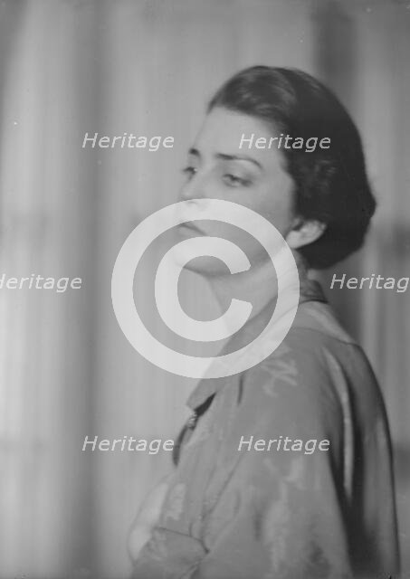 Bonita, Miss, portrait photograph, 1915 June 4. Creator: Arnold Genthe.