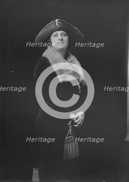 Mrs. Drake, portrait photograph, 1919 Feb. 10. Creator: Arnold Genthe.