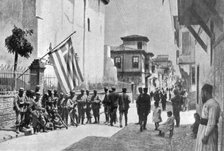 ''L'etat de siege a Salonique; Poste de soldats francais dans une rue de Salonique',1916. Creator: Unknown.