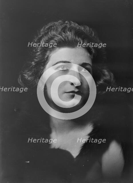 Gibson, Jean, Miss, portrait photograph, 1919 Sept. 28. Creator: Arnold Genthe.