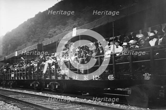 Observation train, Po'keepsie, 1913. Creator: Bain News Service.