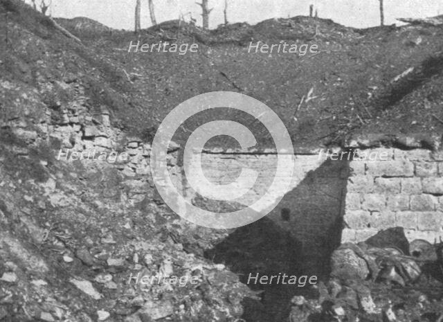 'Episodes de la bataille de Verdun; La derniere phase de la resistance du fort de Vaux, 1916. Creator: Unknown.