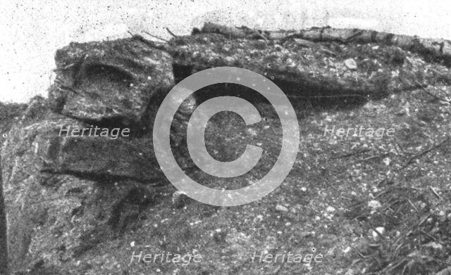 'Derriere la bataille, au Sud de la Somme: Le travail de notre artillerie sur les defenses..., 1916. Creator: Unknown.